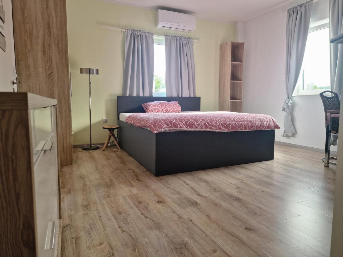 Ibo-Apart 1 Zimmer Apartment In แฮร์โซเกนเอารัค ภายนอก รูปภาพ